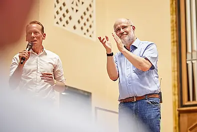 Harald Lesch (rechts) mit Marcel Wagner, Leiter des SWR-Studios Tübingen.