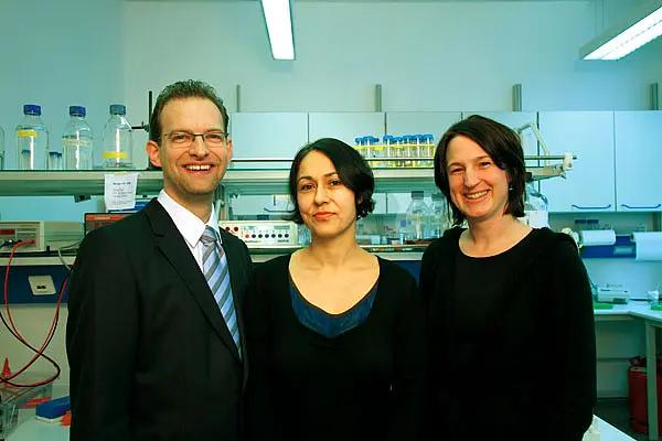 Erfolgreich bei der Drittmitteleinwerbung: Dr. Dr. Carsten Köhler, Dr. Meral Esen und Dr. Andrea Kreidenweiss (von links nach rechts). Foto: Kilian Kreb