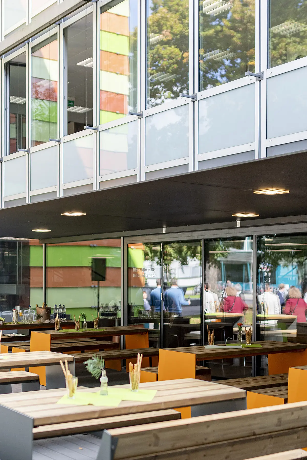 Tische und Bänke im Außenbereich der Cafeteria der Universitätsbibliothek