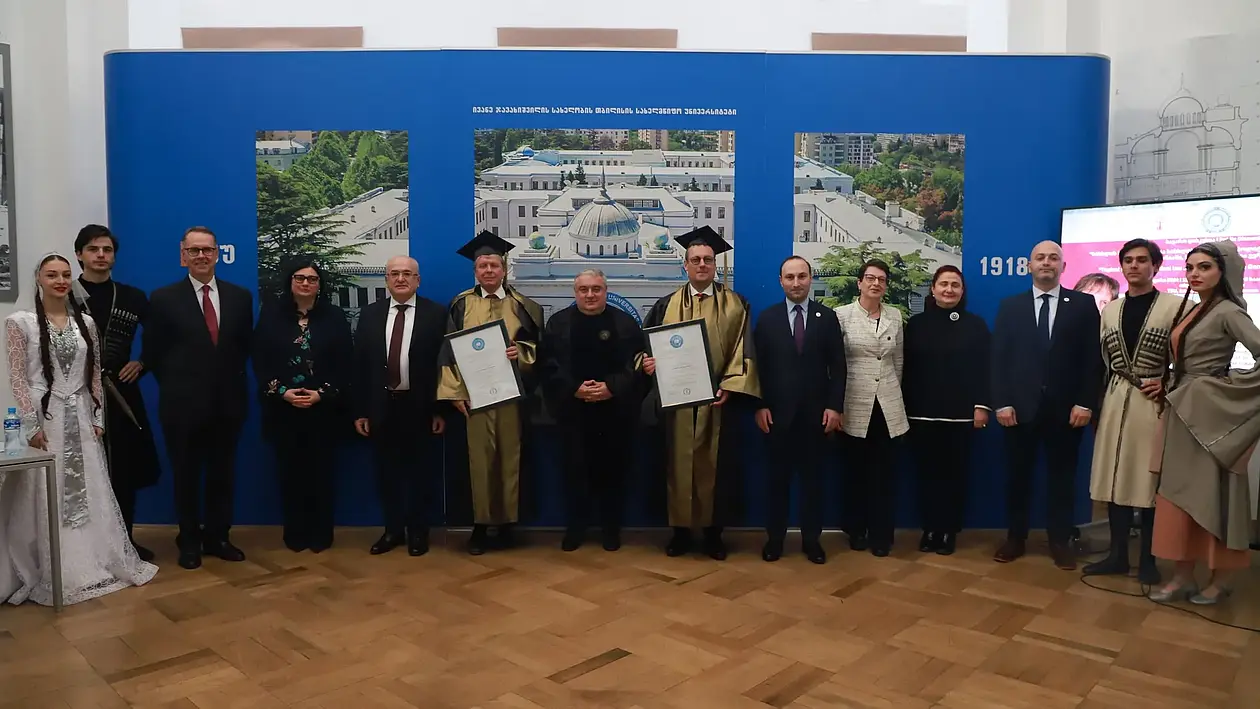 Gruppenbild der Ehrendoktoren im Talar und mit Doktorhut mit Honoratioren beim Festakt