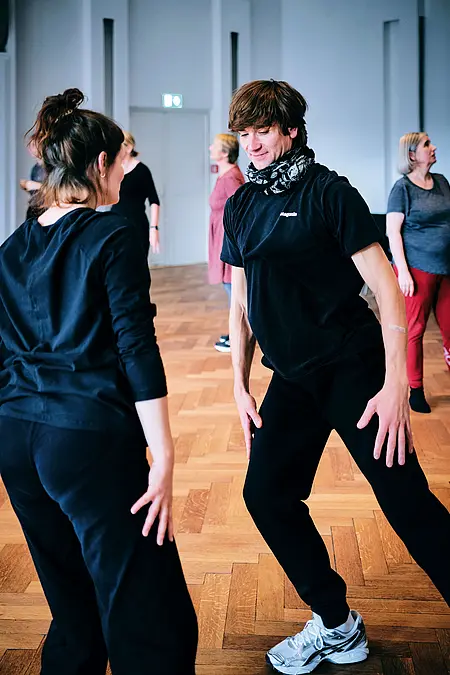 Franziska Hammer und Friedemann Vogel tanzen gemeinsam die Improvisationsübung "Der Spiegel"