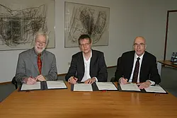 Die Partner bei der Unterzeichnung der Commitment-Vereinbarung (v.l.n.r.): Prorektor Prof. Dr. Herbert Müther, Prof. Dr. Torsten Grust, stellvertretender Fachbereichssprecher Informatik, Prof. Dr. Wolfgang Rosenstiel, Dekan der Mathematisch-Naturwissensc