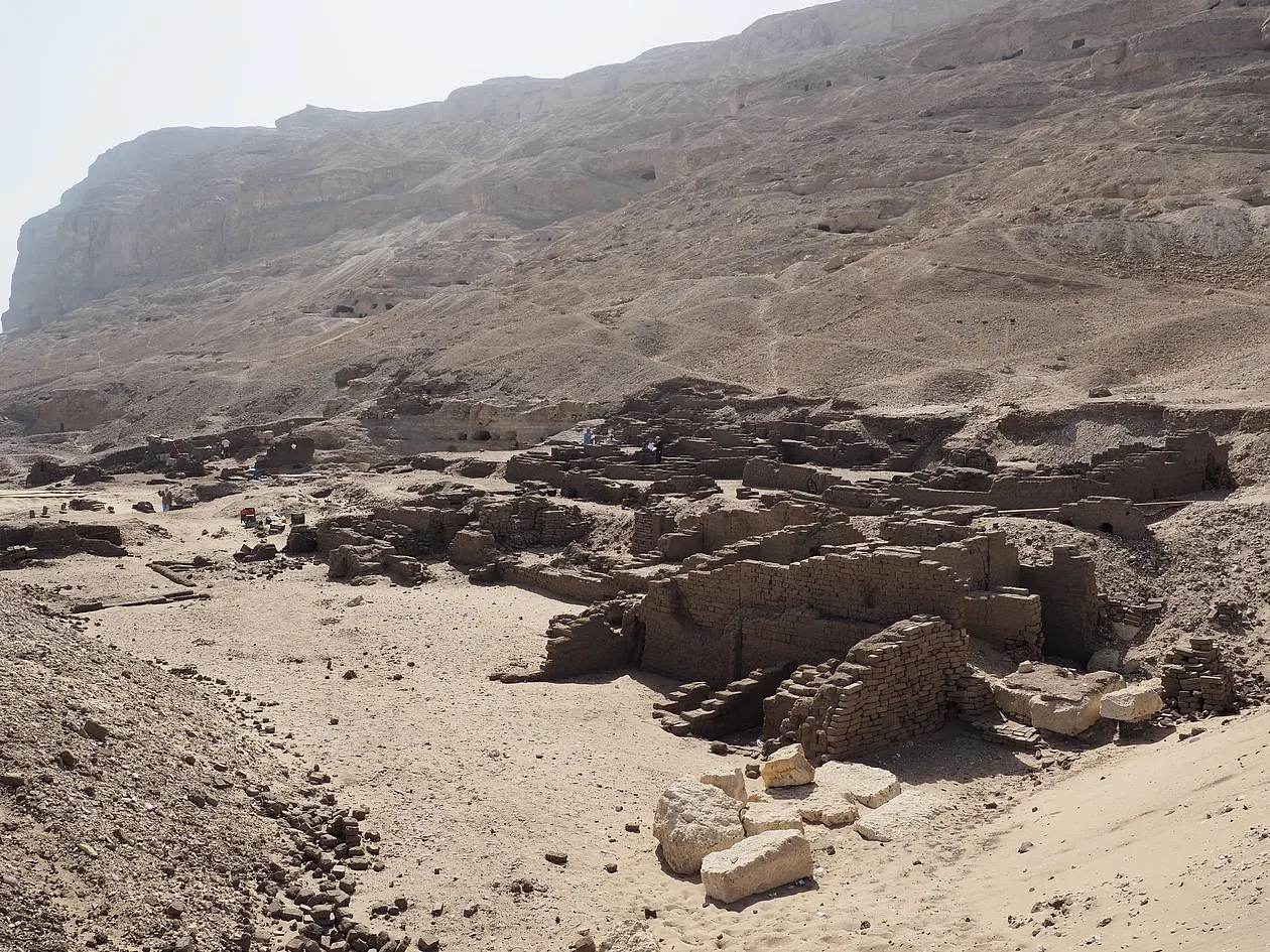 View of the site where both ostraca and a settlement are being excavated. 
