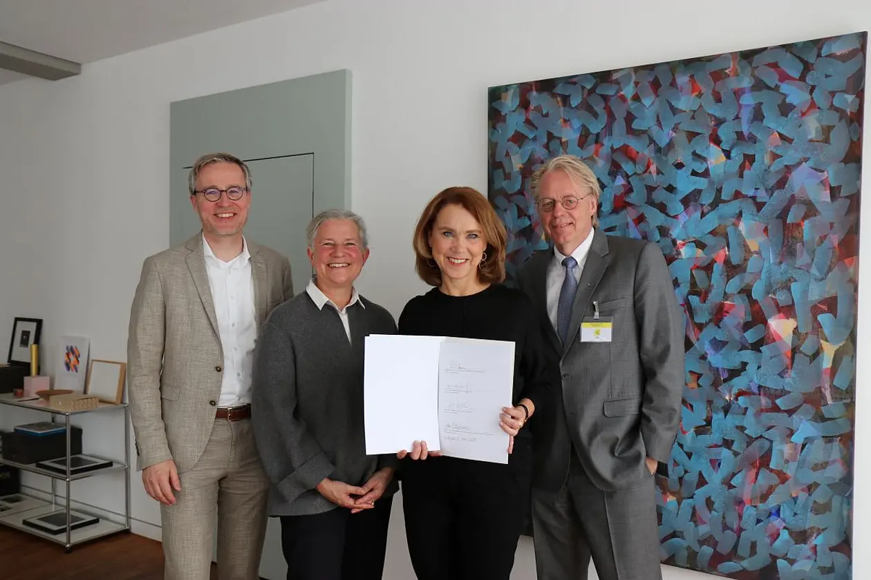Peter Middendorf, Rektor Universität Stuttgart (von links), Karla Pollmann, Rektorin Universität Tübingen, Wissenschaftsministerin Petra Olschowski und Jan Hesthaven, Präsident KIT, nach der Unterzeichnung des Memorandum of Understanding.