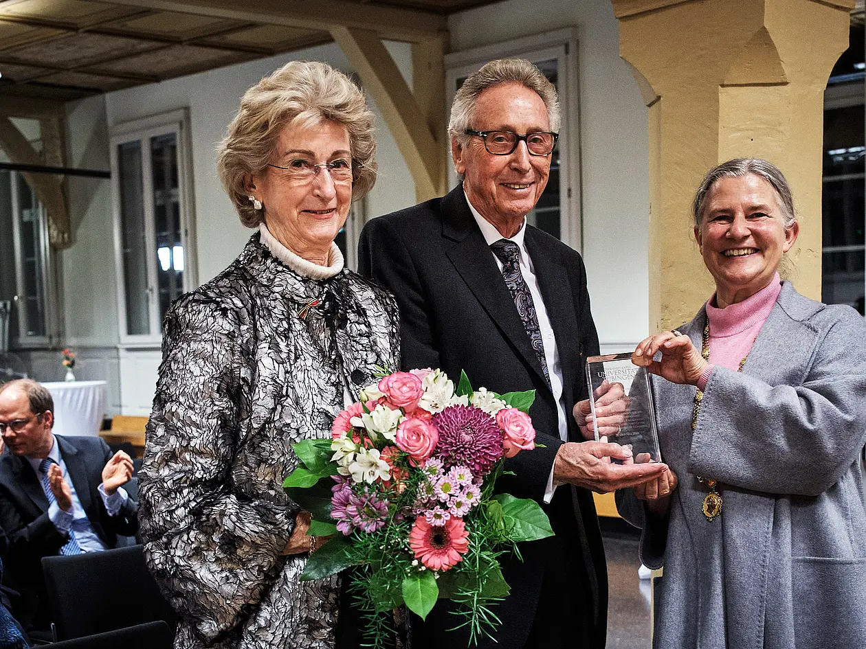 Rektorin Prof. Dr. Karla Pollmann (rechts) überreichte den Universitätspreis an die Stiftungsgründer Josephine Hector und Dr. h. c. Hans-Werner Hector.