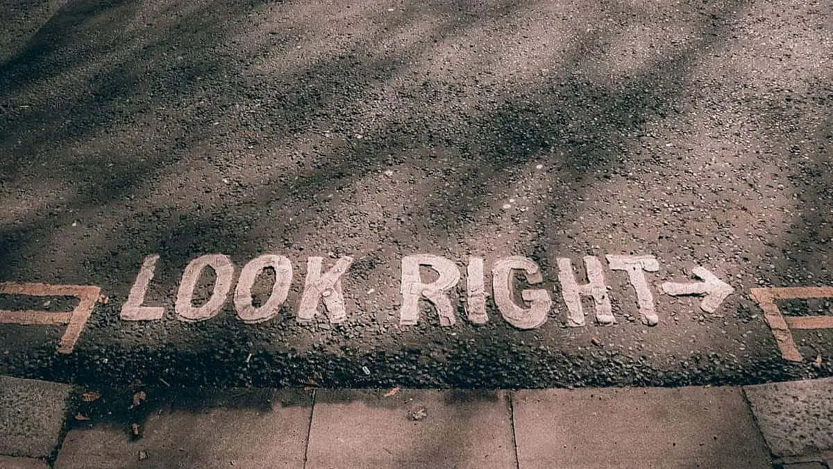 Das Bild zeigt eine Straße mit dem Schriftzug "Look right"