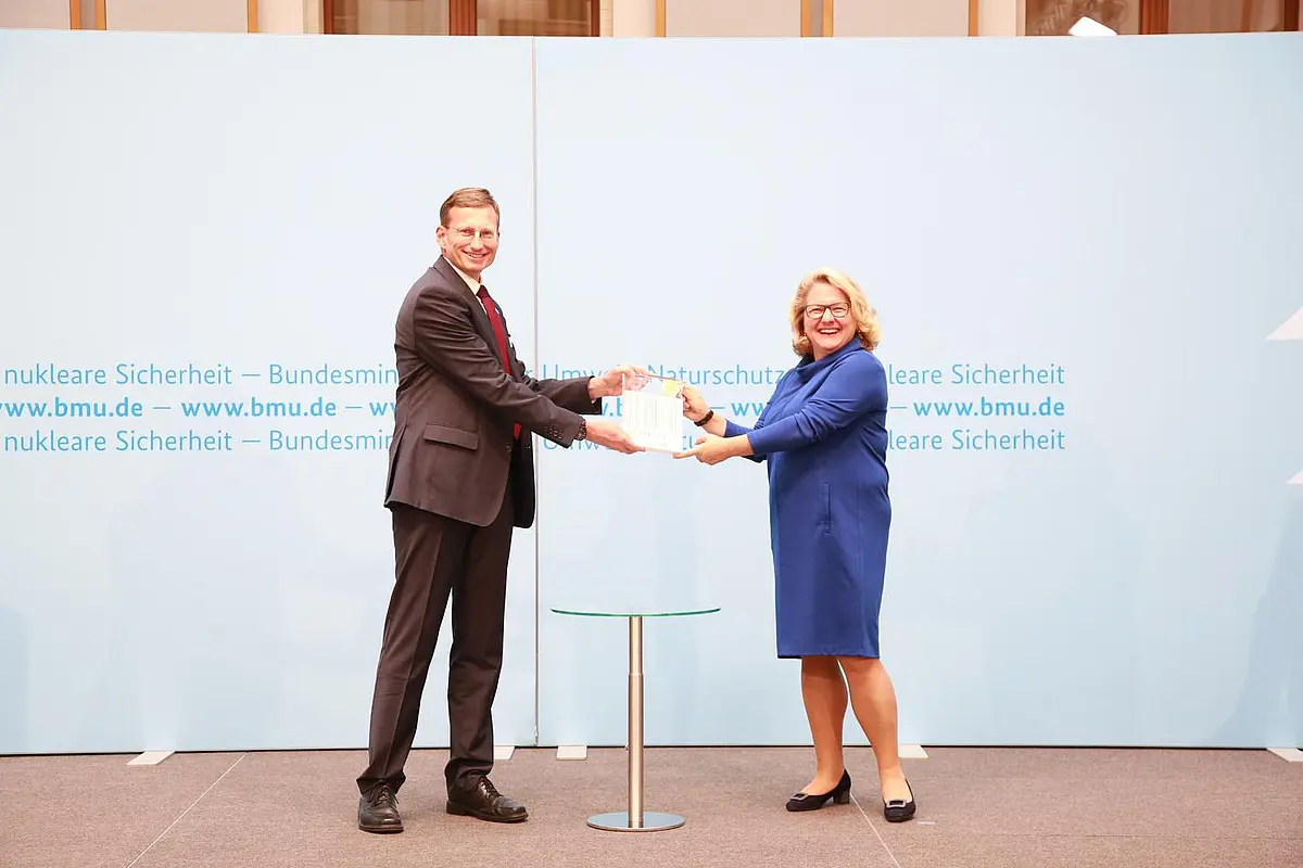 Bundesumweltministerin Svenja Schulze überreichte die Würdigung an Kanzler Dr. Andreas Rothfuß.