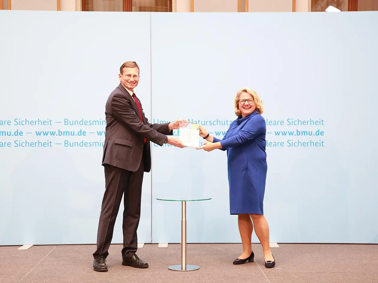 Bundesumweltministerin Svenja Schulze überreichte die Würdigung an Kanzler Dr. Andreas Rothfuß.