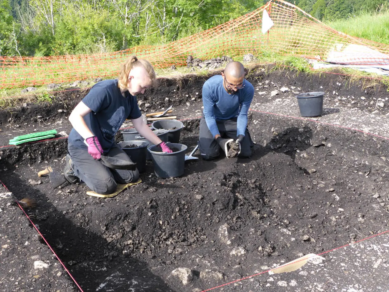 Zwei Studierende der Universität Tübingen, die mit Ausgrabungsarbeiten auf dem Lochenstein beschäftigt sind