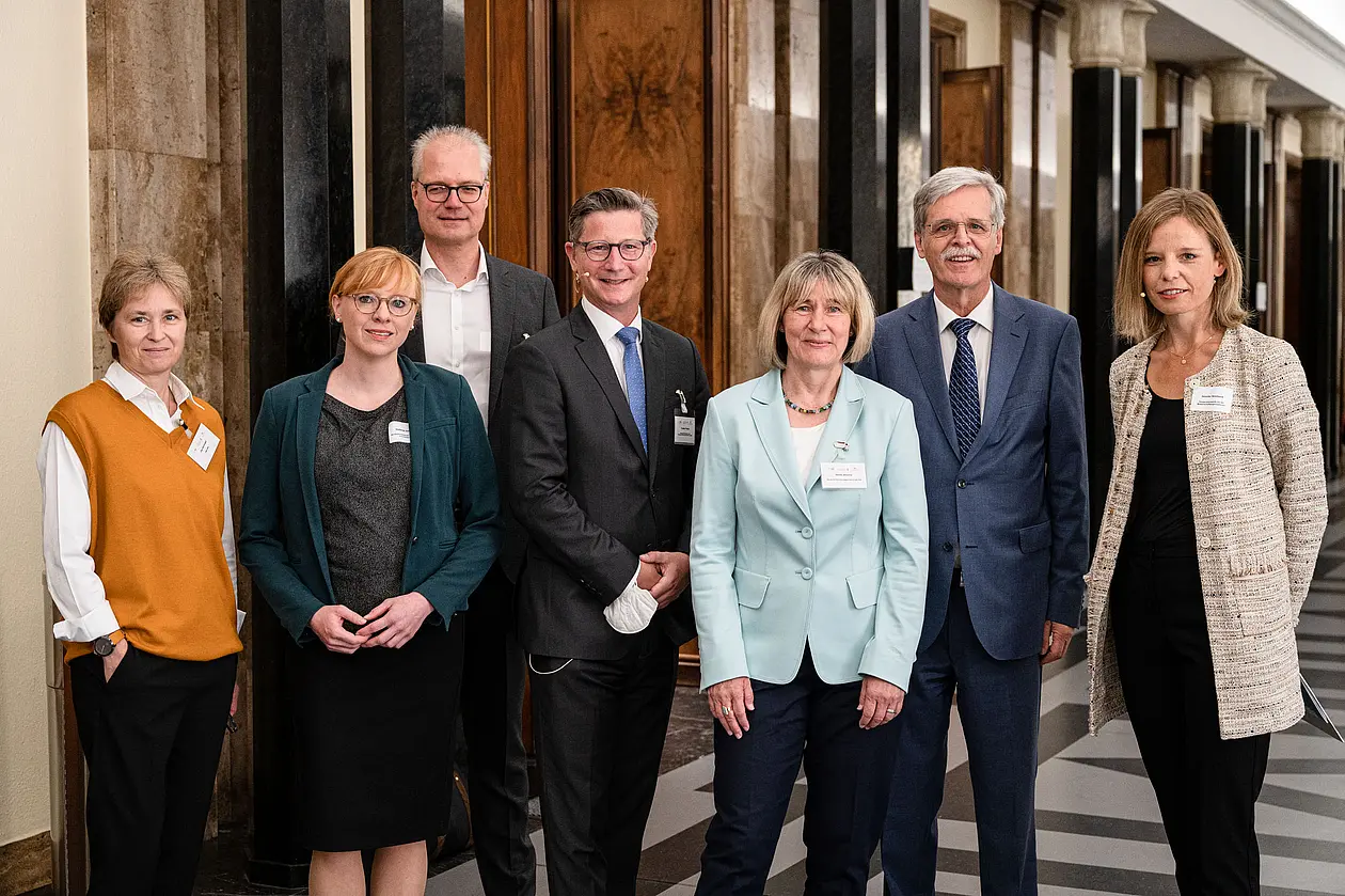 Gruppenfoto mit Dr. Uta Sprenger, Stefanie Schelhowe, Matthias Will, Dr. Torsten Fischer, Dr. Heide Ahrens, Rektor Prof. Dr. Bernd Engler, Jennifer Striebeck