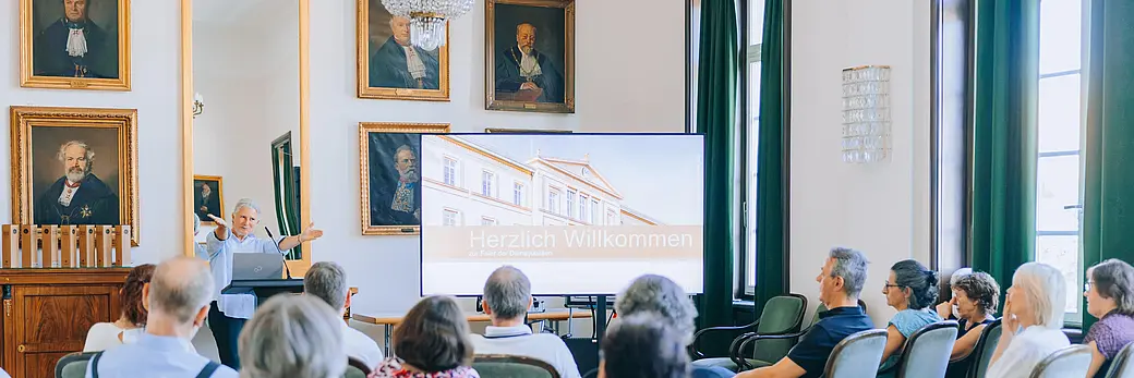 Die Rektorin der Universität Tübingen hält einen Vortrag in einem großen Saal