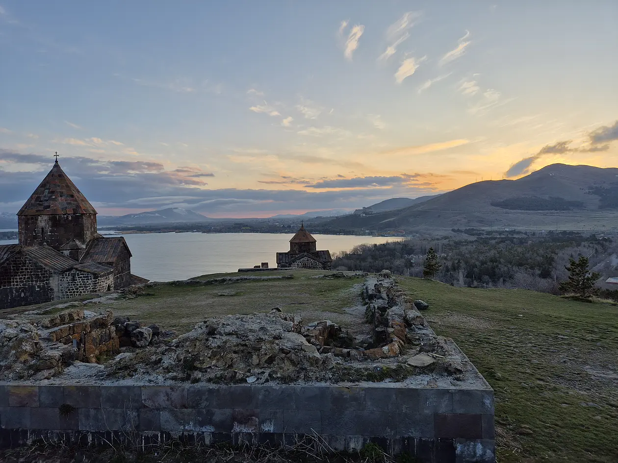 Landschaft am Sewan-See im Abendlicht, im Vordergrund das armenische Kloster Sewanawank