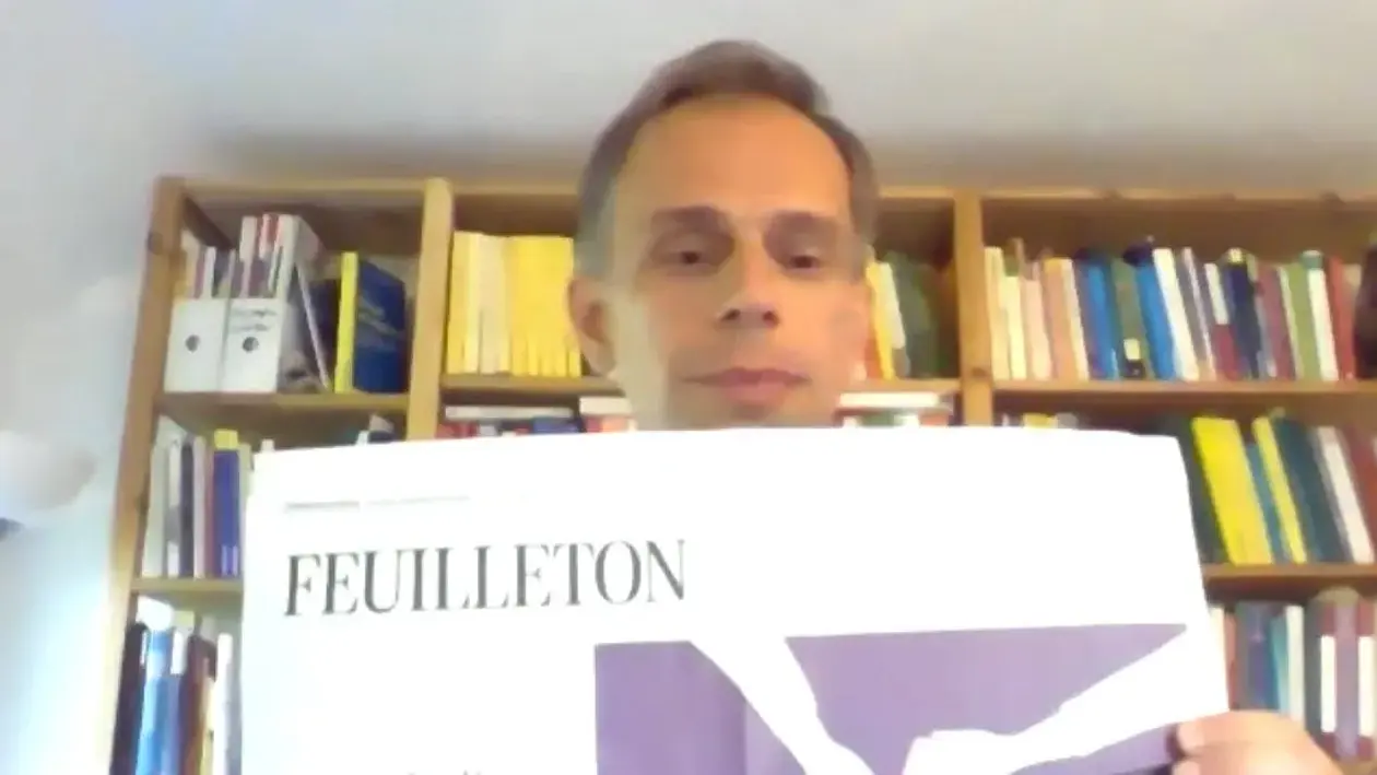 Michael Schüßler mit einer Zeitung