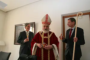 Der Nikolaus zu Besuch an der Universität Tübingen, rechts Kanzler Dr. Andreas Rothfuß, links Rektor Prof. Dr. Bernd Engler. Foto: Karl G. Rijkhoek