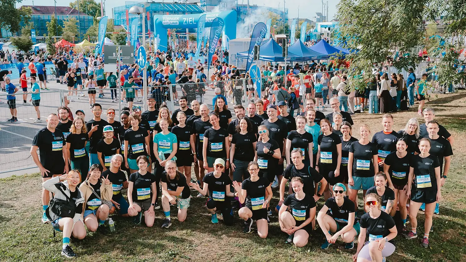 Eine Gruppe von Menschen in schwarzen T-Shirts und Sportkleidung.