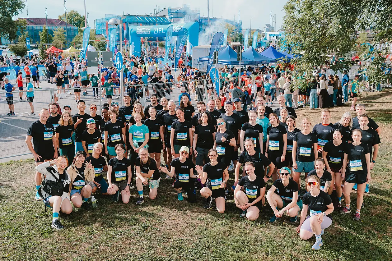 Eine Gruppe von Menschen in schwarzen T-Shirts und Sportkleidung.