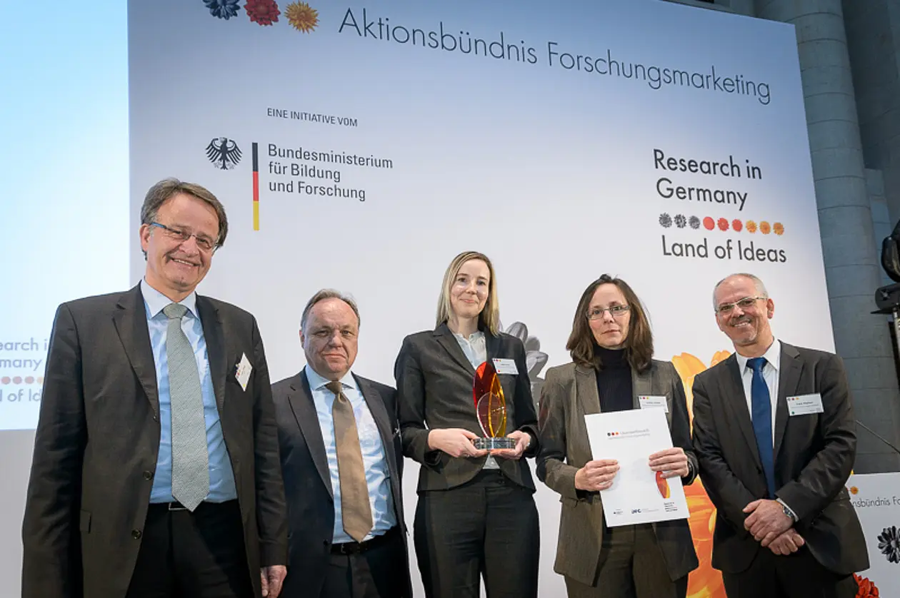 Seitens der Universität Tübingen nahmen die Auszeichnung aus den Händen von Ministerialdirektor Volker Rieke (l.) vom Bundesministerium für Bildung und Forschung und Prof. Dr.-Ing. Frank Allgöwer (r.), Vizepräsident der Deutschen Forschungsgemeinschaft, entgegen: Prof. Dr. Heinz-Dieter Assmann, Prorektor für Struktur und Internationales (2. v. l.) sowie Judith Osché (Forschungsförderung, m.) und Dr. Andrea Schaub (Internationale Forschungskooperationen und Forschungsstrategien), unter deren Ägide das Konzept maßgeblich entstand. Foto: André Wagenzik