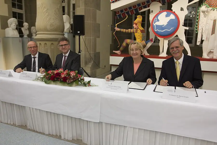 Vertragsunterzeichnung auf Schloss Hohentübingen (v.l.n.r.): Horst-Bodo Schauer, Uwe Bleich (Vorstände der Hector Stiftung II), Theresia Bauer (baden-württembergischen Ministerin für Wissenschaft, Forschung und Kunst) und Rektor Professor Dr. Bernd En
