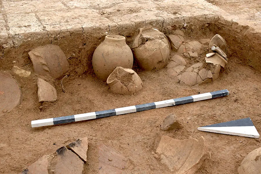Keramikgefäße, in denen Keilschrifttafeln gelagert wurden, stehen in der Ecke eines Raumes aus mittelassyrischer Zeit