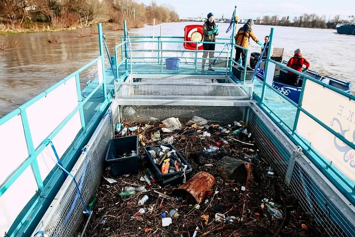 Müllhaufen im Fangkorb der auf dem Rhein schwimmenden Müllfalle