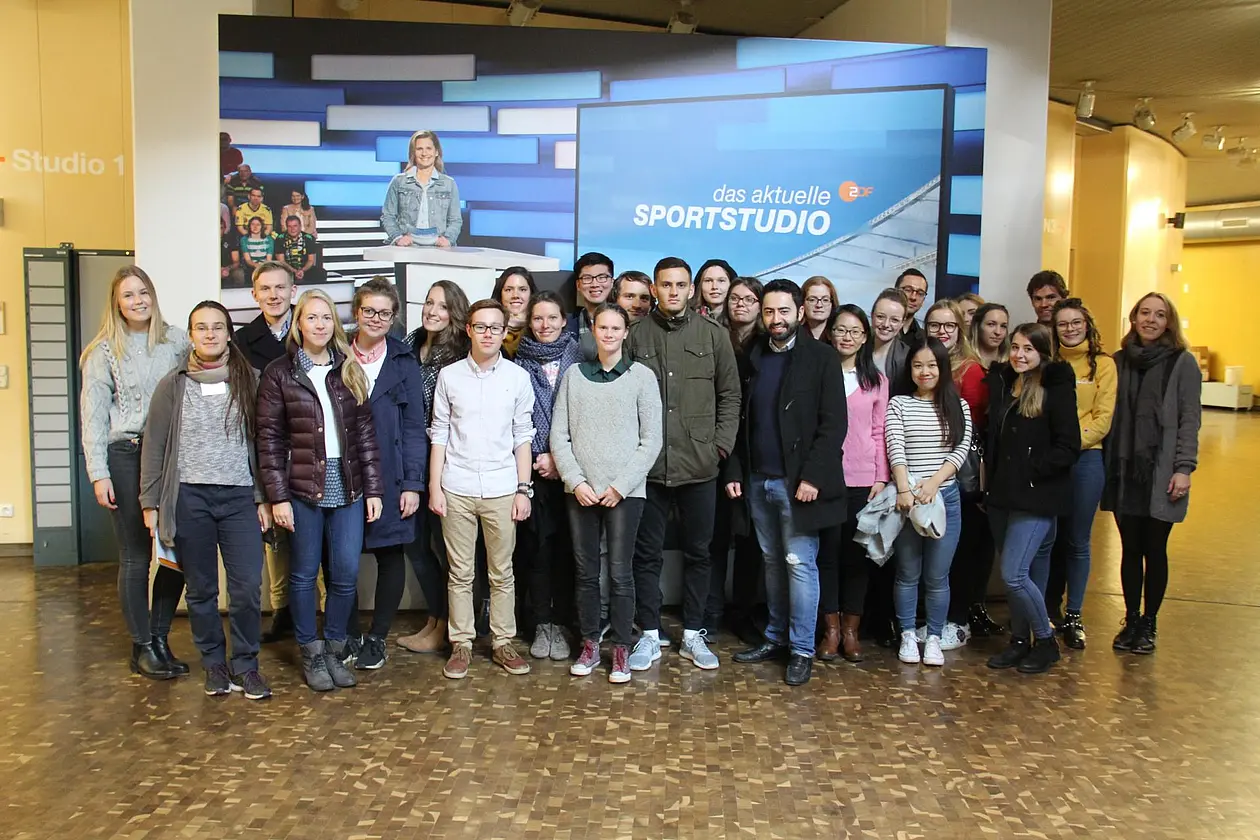 Die Studierenden beim Rundgang durch die Studios beim ZDF
