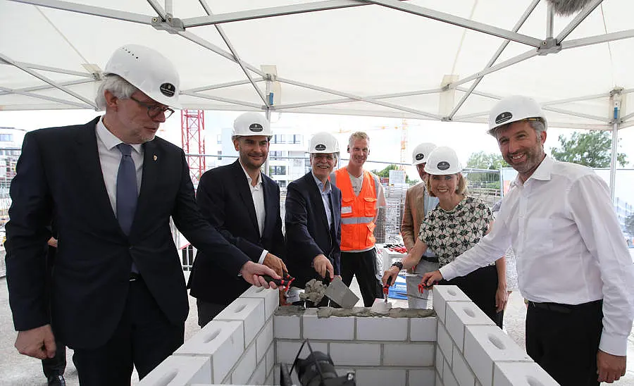 Grundsteinlegung für das erste Cyber-Valley-Gebäude in Tübingen. Andreas Hölting (Leiter des Amtes Vermögen und Bau), Finanzminister Dr. Danyal Bayaz, Rektor Prof. Dr. Bernd Engler, Prof. Dr. Bernhard Schölkopf, Staatssekretärin Petra Olschowski, Oberbürgermeister Boris Palmer (v.l.n.r.). 
