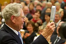 Hans Küng und das ihm von der Stiftung Weltethos überreichte Buch "Was bleibt".