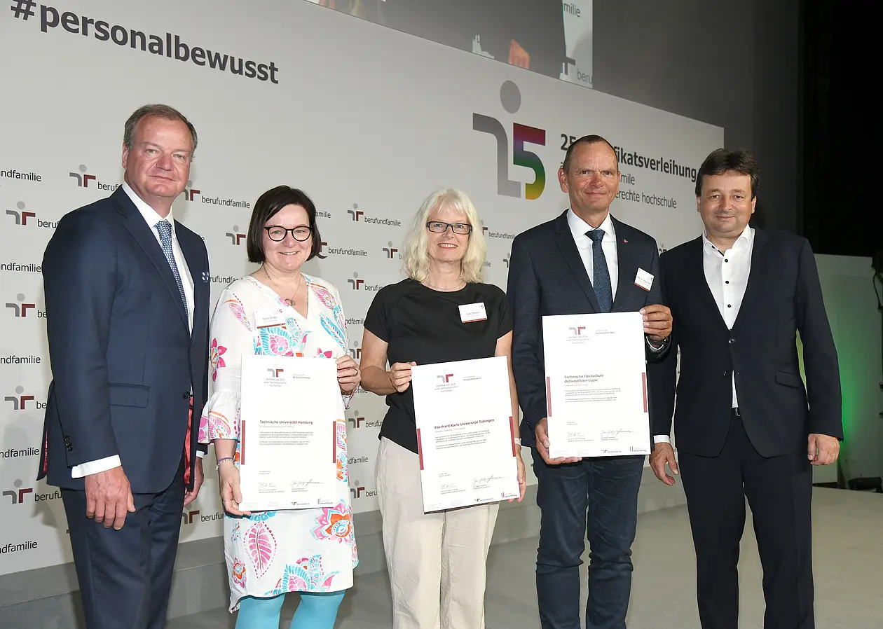 Ausgezeichnet mit dem Zertifikat familiengerechte Hochschule (von links): Technische Universität Hamburg, Universität Tübingen (Mitte), Technische Hochschule Ostwestfalen-Lippe.