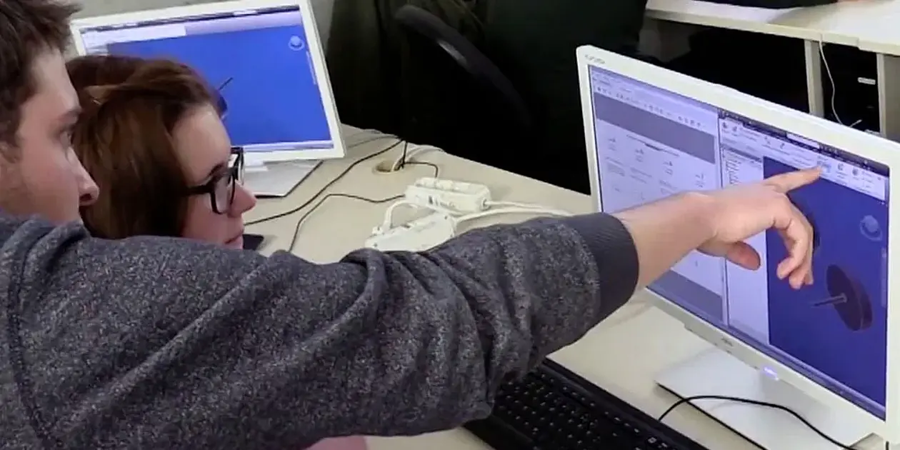 Studierende arbeiten im Team an einer CAD-Konstruktion.