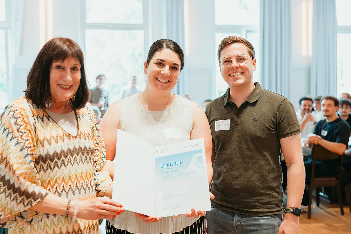 Prof. Dr. Karin Amos, Prorektorin für Lehre und Studium, Nora Feskens und Simon Ritzler (Dr. Willmar Schwabe GmbH & Co. KG).