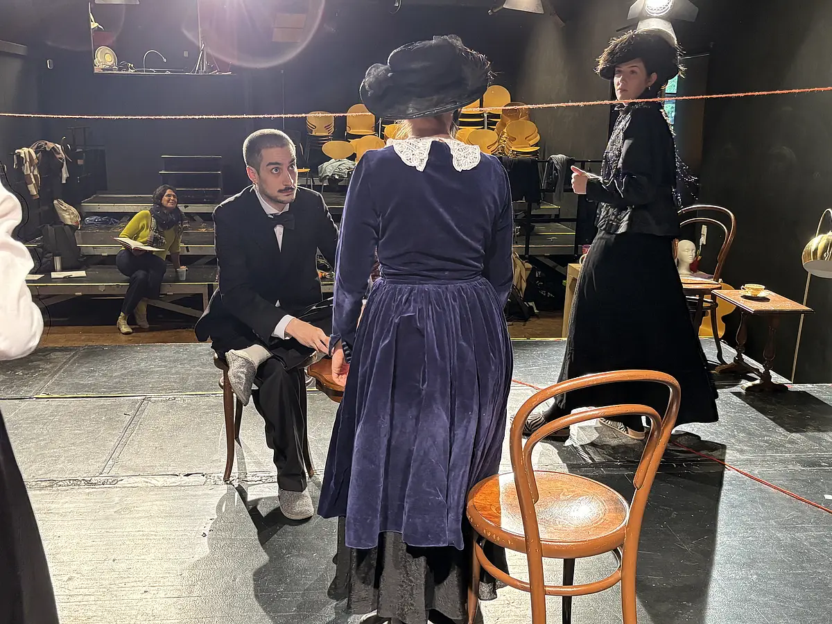 Von links: Probe mit João-Paulo Peixoto Figueiredo, Daria Lenska und Carolin Loser, im Hintergrund links Professorin Dr. Ursula Offenberger.