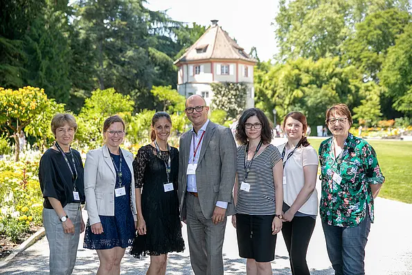 Delegation des Margarete von Wrangell Habilitationsprogramms zusammen mit Ministerialdirektor Ulrich Steinbach auf der Mainau, Victoria Grinberg (rechts neben Steinbach).