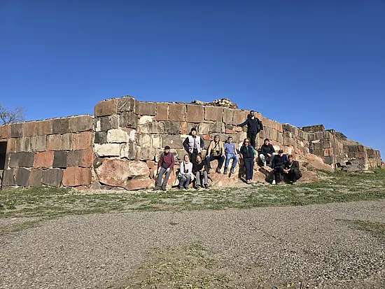Die Exkursionsgruppe bestehenden aus etwa 10 Teilnehmenden in Erebuni