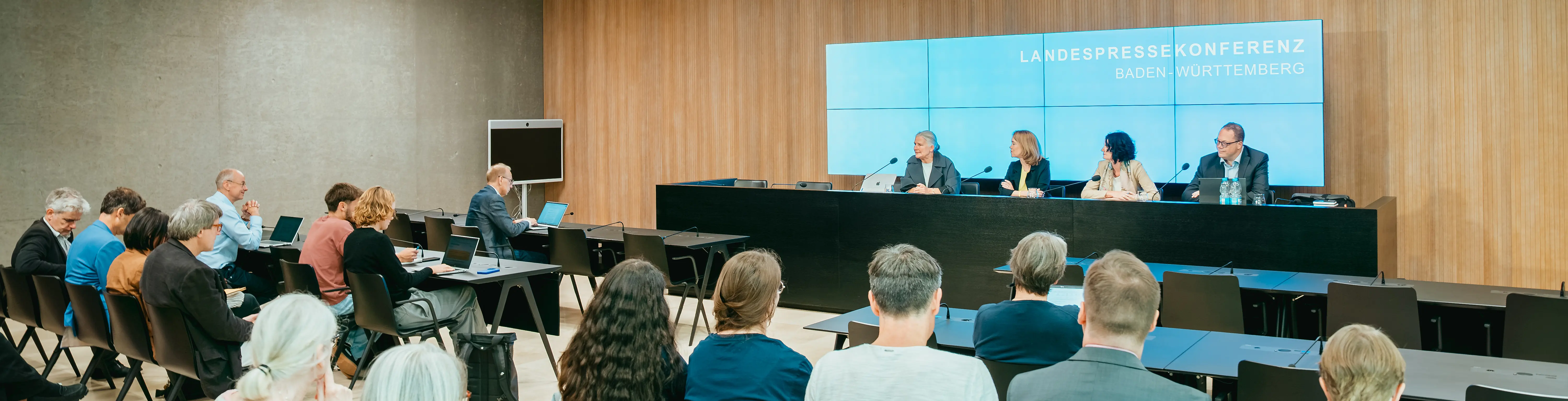 https://uni-tuebingen.de/universitaet/aktuelles-und-publikationen/pressemitteilungen/newsfullview-pressemitteilungen/article/universitaet-tuebingen-ist-dabei-die-9-universitaeten-des-landes-baden-wuerttemberg-praesentieren-99-projekte-fuer-eine-postfossile-zukunft/