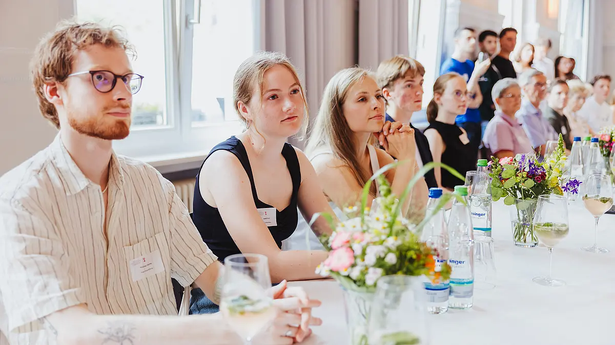 Studierende beim Festakt des Sommerfests