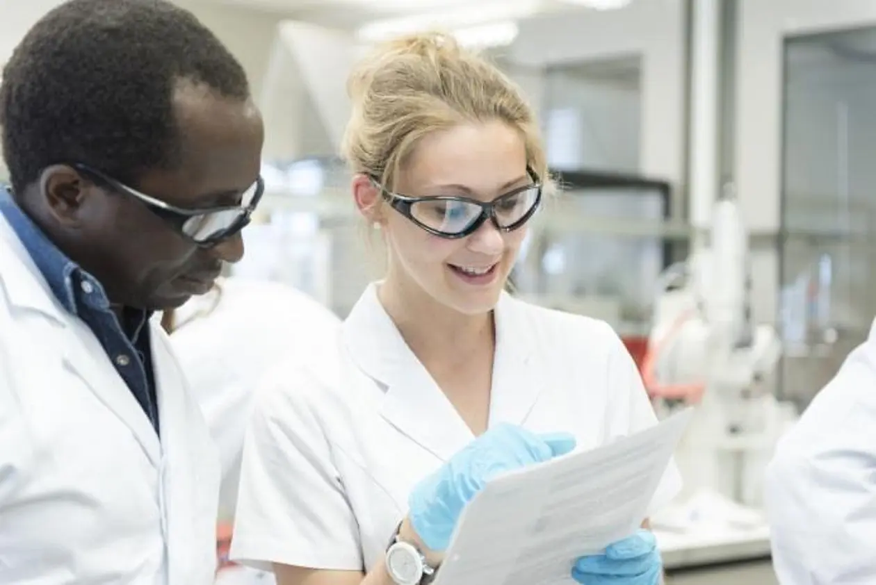 In dem Kurs „Pharmazie in Entwicklungszu-sammenarbeit und Katastrophenhilfe“ lernen afrikanische und deutsche Studenten, wie man gefälschte Medikamente erkennt. Foto: Christoph Jäckle / Universität Tübingen