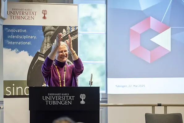 … wie die Rektorin der Universität Tübingen, Professorin Dr. Dr. h.c. (Dōshisha) Karla Pollmann, während der Pressekonferenz der Universität Tübingen am Donnerstagabend in der Alten Aula im Nachgang zur Entscheidung der DFG in Bonn.