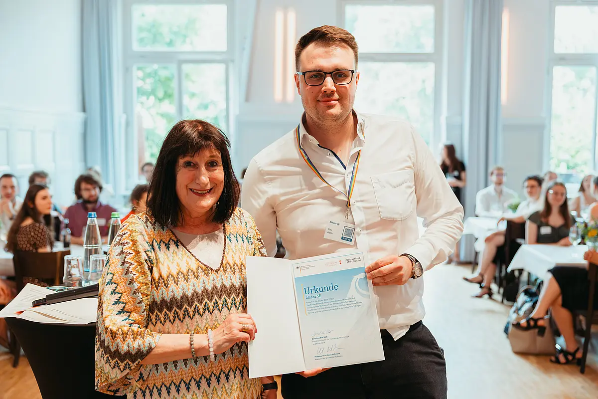 Prof. Dr. Karin Amos, Prorektorin für Lehre und Studium, mit Dr. Tim Jaeger (Allianz SE). 