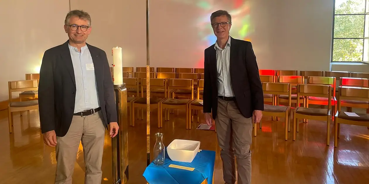 Auf dem Bild ist rechts Herr Winter und links der Diözesanreferent für Liturgie (Jörg Müller) zu sehen 