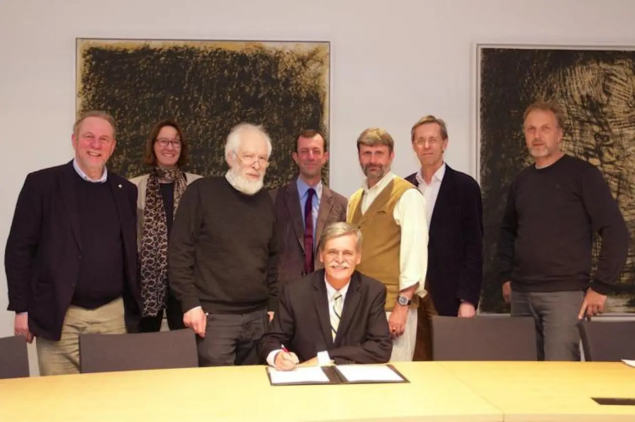 Die Vertreter der unterzeichnenden Institute v.r.n.l.: Prof. Dr. Stefan Schaal, MPI für Intelligente Systeme, Prof. Dr. Thomas Gasser, HIH, Prof. Dr. Andrei Lupas, MPI für Entwicklungsbiologie, Prof. Dr. Bernd Engler, Rektor der Universität Tübingen, Prof. Dr. Ingo B. Autenrieth, DZIF, Prof. Dr. Gerd Jürgens, Friedrich-Miescher-Labor, Prof. Dr. Ulrike Cress, IWM, Prof. Dr. Hugo Hämmerle, NMI. Bild: Friedhelm Albrecht/Universität Tübingen
