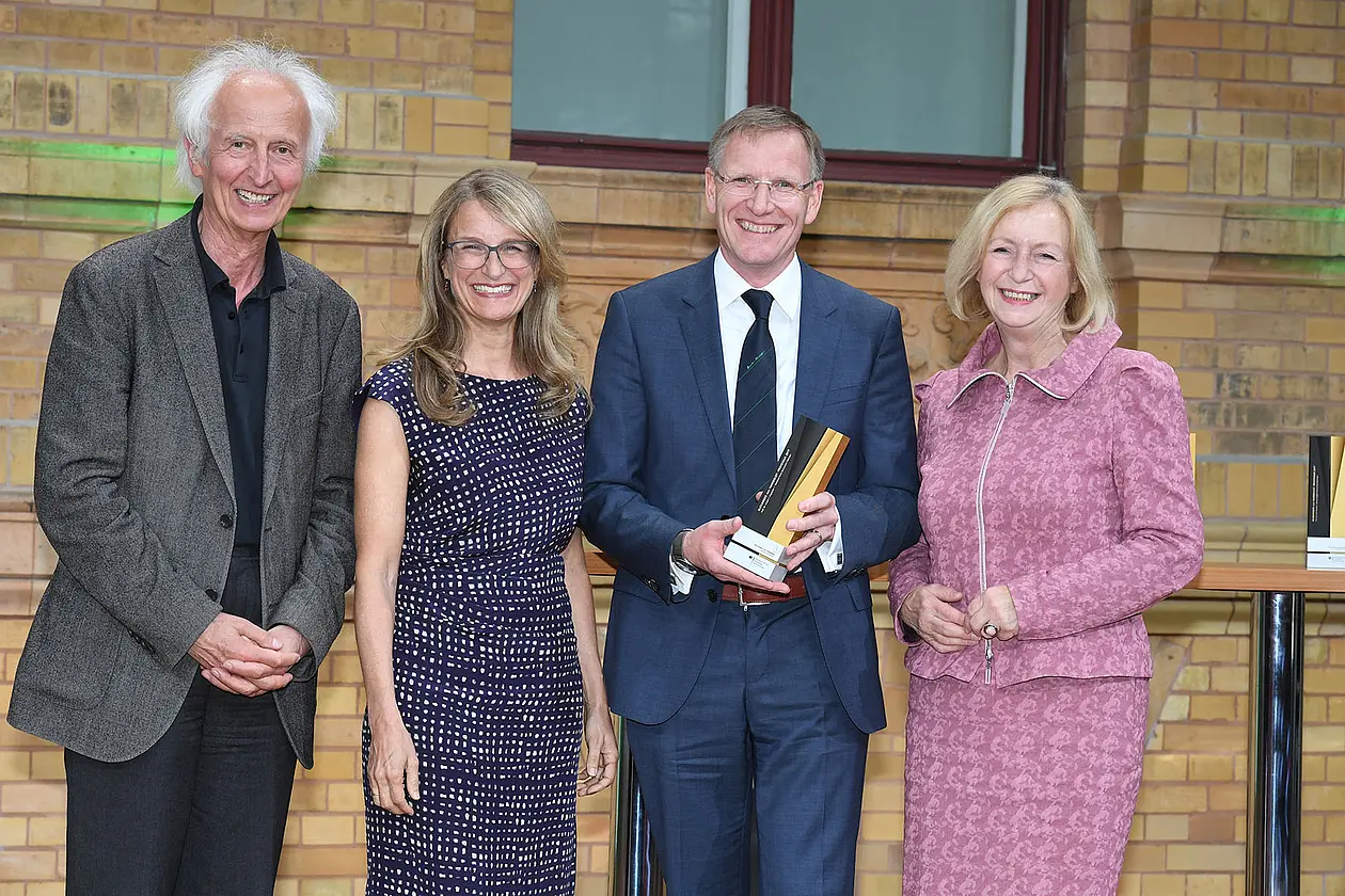 Präsident der Humboldt-Stiftung Prof. Dr. Helmut Schwarz, Prorektorin für Internationales der Eberhard Karls Universität Tübingen Prof. Dr. Monique Scheer, Preisträger Prof. Dr. T. Angenent, Bundesministerin für Bildung und Forschung Johanna Wanka. Bildrechte: Humboldt-Stiftung/David Ausserhofer