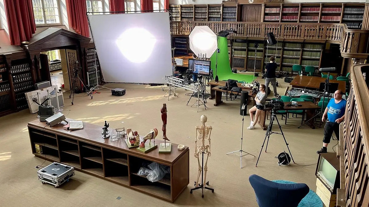 Aufgebautes Filmset mit Kameras und Licht-Equipment im historischen Lesesaal der Universität Tübingen