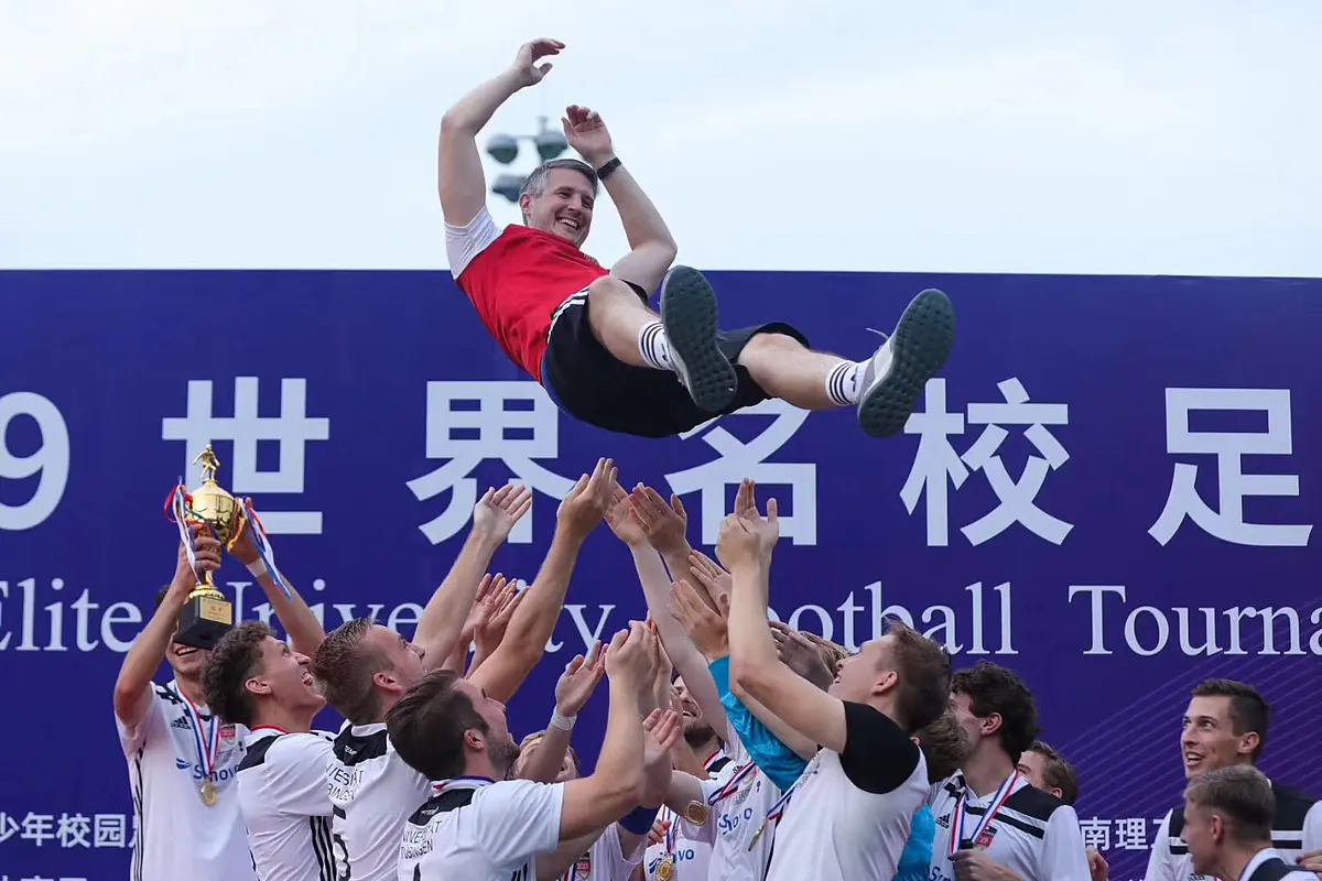 Weltmeister: Die Fußballmannschaft der Universität Tübingen jubelt.