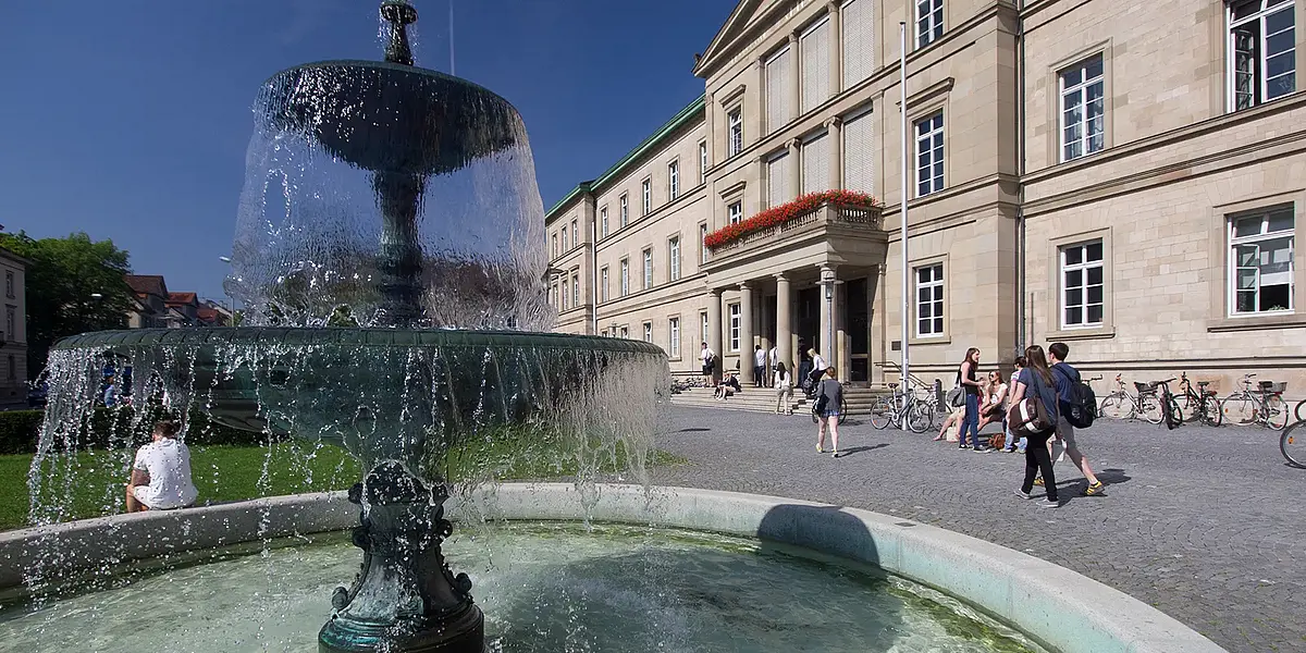 Neue Aula mit Brunnen