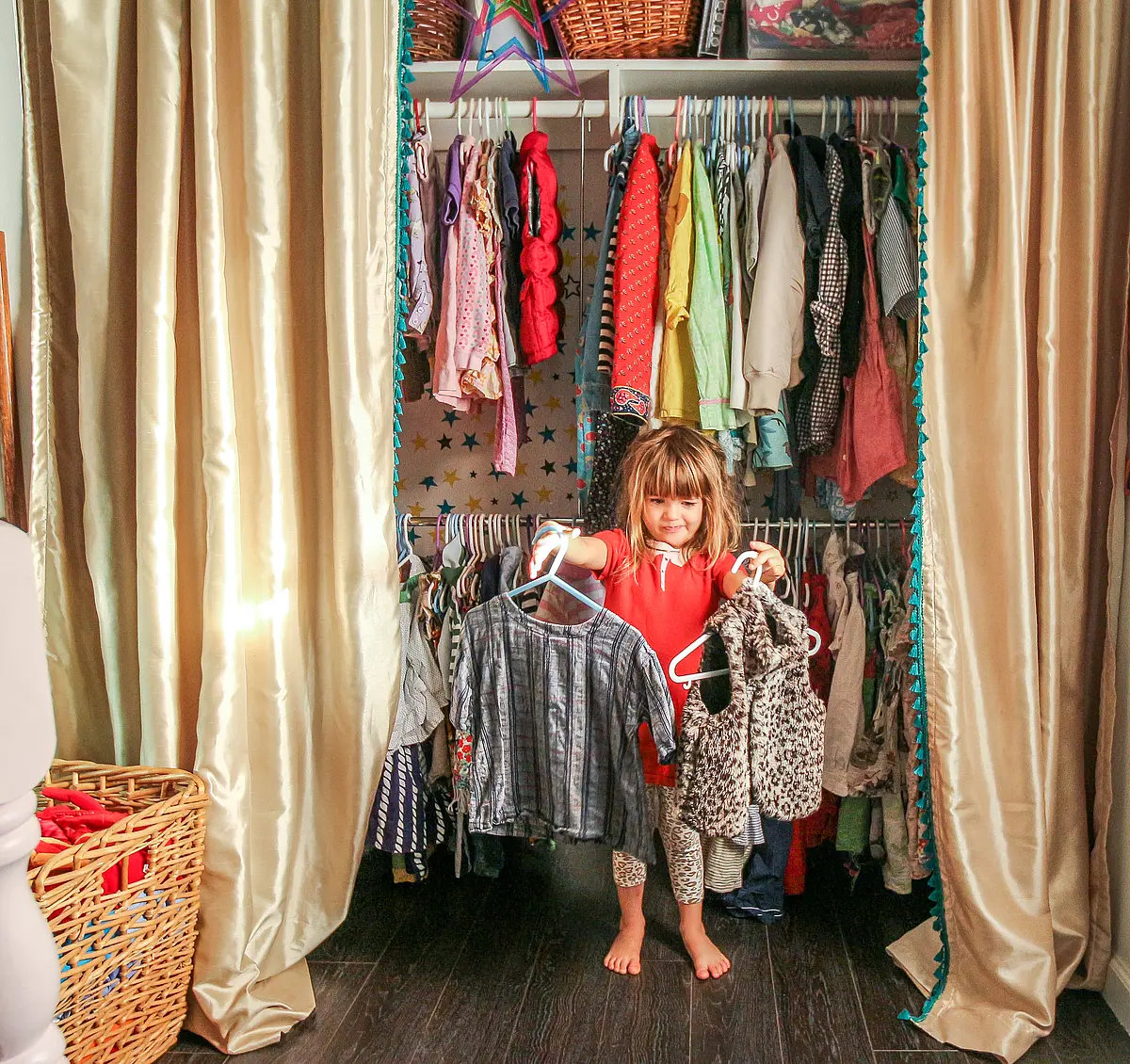 Bild mit Kind vor einem Kleiderschrank