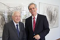 Professor Wolfgang Voelter (links) und Rektor Professor Bernd Engler bei der Verleihung der Universitätsmedaille. Foto: Universität Tübingen/ Friedhelm Albrecht