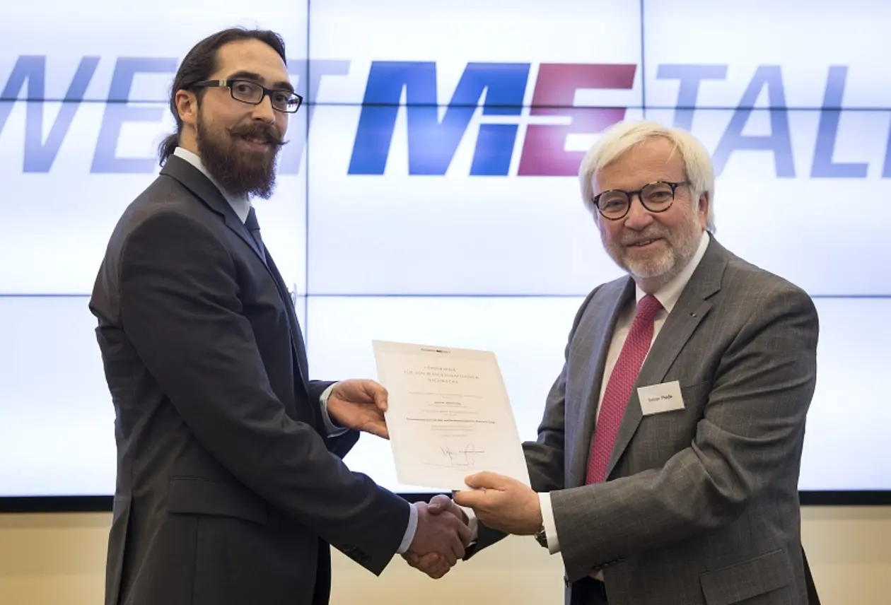 Dr. Stefan Köhler (links) von der Universität Tübingen nimmt die Urkunde zum Förderpreis aus den Händen des stellvertretenden Südwestmetall-Vorsitzenden Reiner Thede entgegen. Foto: Eppler
