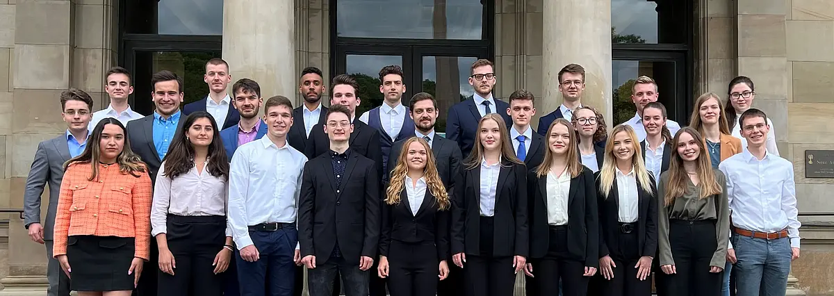 Ein Gruppenfoto der Mitarbeiter von InOne Consult.