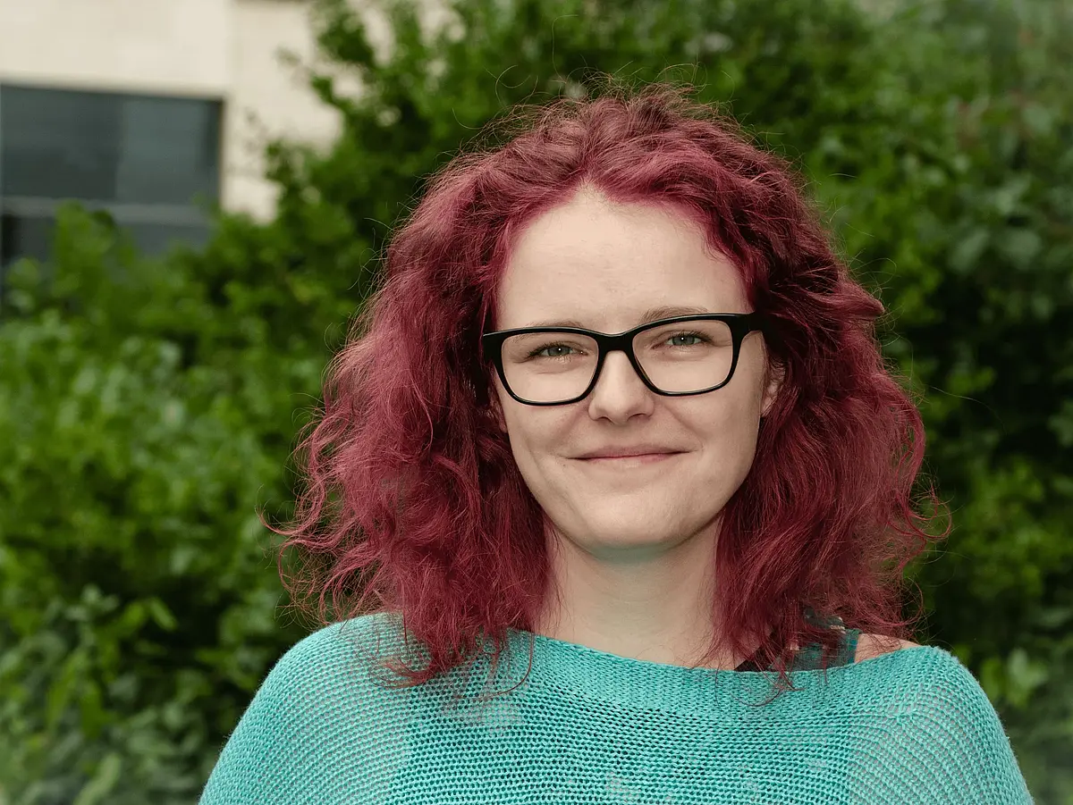 Porträtaufnahme von Elisa Ziegler, die in die Kamera lächelt.