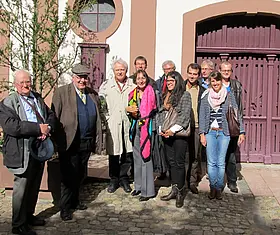 Das Minigraduiertenkolleg „Intellectual History: Das Beispiel der Frühen Neuzeit“ mit seinen Gästen auf dem Innenhof des Thomasstifts  in Straßburg. Von links nach rechts: Prof. Dr. Bernhard Vogler, Prof. Dr. Anton Schindling, Prof. Dr. Joachim Kna